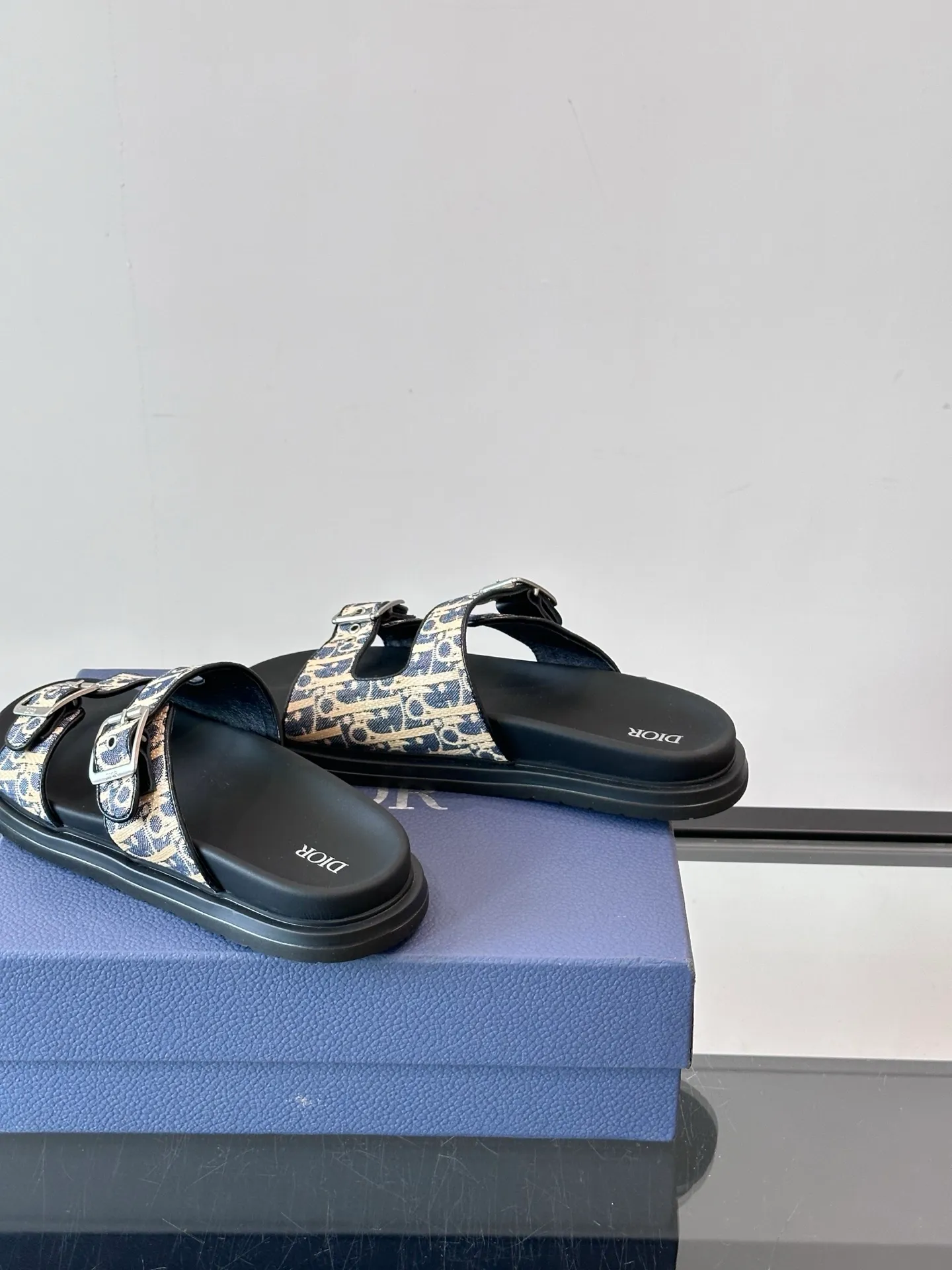 Factory price: 300💰Dior Aqua men's sandals and slippers. Showcasing Dior haute couture design. The Dior gray suede strap is accented with an aluminum Dior buckle for added style. Paired with a comfortable tonal notch sole, they pair easily with shorts or jeans for a sophisticated look. Main body: suede cow leather, technical fabric lining: cow leather, with adjustable straps, aluminum Dior buckle, Dior gray EVA insole, tonal notch rubber outsole splicing structure👌👌 size: 38-44 (45.46 customized)